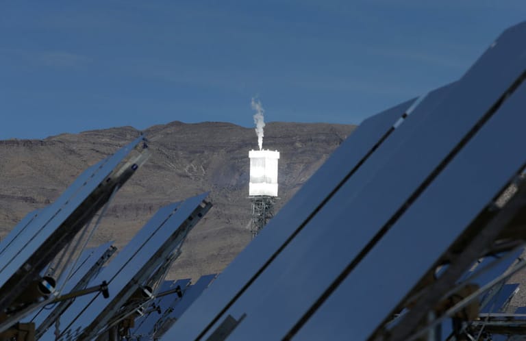 Die Solartürme von Ivanpah sind 140 Meter hoch. Die Receiver an deren Spitzen werden auf rund tausend Grad Celsius erhitzt.
