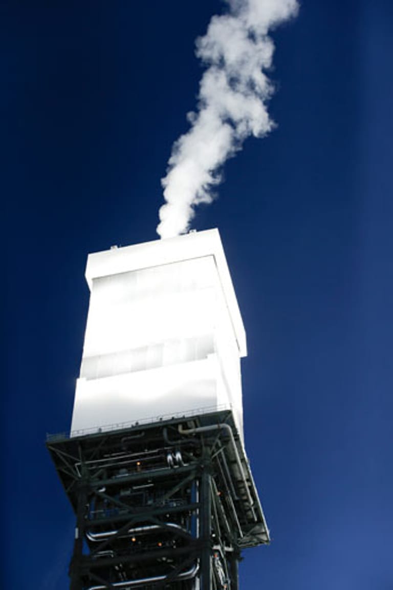 Die Solaranlage verfügt über drei solcher Türme. Für die Finanzierung des Kraftwerks sorgten die Investoren NRG, Google und Brightsource Energy.