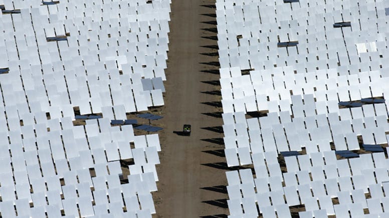 Dort scheint fast das ganze Jahr hindurch die Sonne - ein idealer Standort für Ivanpah mit seinen über 300.000 Spiegeln.