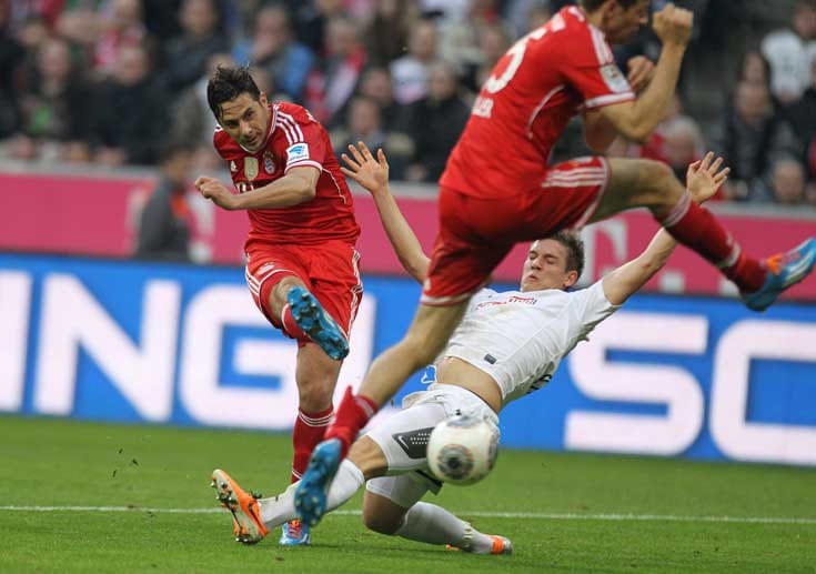 So wie Bayerns Offensiv-Maschine Claudio Pizarro (li.), der zwei Minuten vor Schluss noch das 4:0 erzielt.