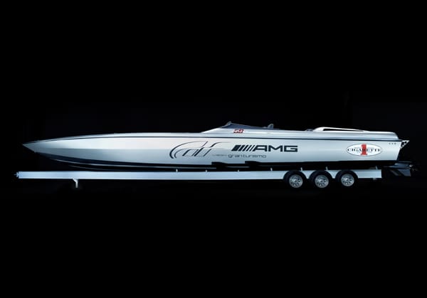 Nahezu gleichzeitig mit dem Auto erfolgte die Entwicklung des Cigarette Racing 50' Vision GT Concept, einem einzigartigen Rennboot mit dem stärksten Serien-Twin-Motor, der jemals vom Bootshersteller Cigarette Racing entwickelt und gebaut wurde.