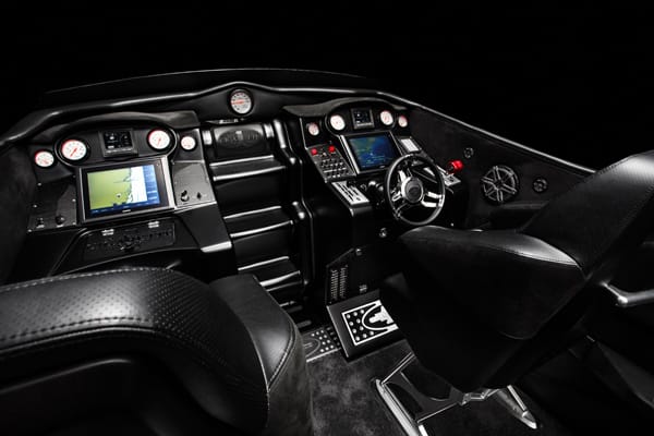 Der handgearbeitete Innenraum ist in Schwarz mit schwarzen Alcantara-Akzenten gehalten. Dazu kommt ein Kohlefaser-Armaturenbrett mit silberfarbigen Instrumenten. Der handgearbeitete Innenraum ist in Schwarz mit schwarzen Alcantara-Akzenten gehalten. Dazu kommt ein Kohlefaser-Armaturenbrett mit silberfarbigen Instrumenten.