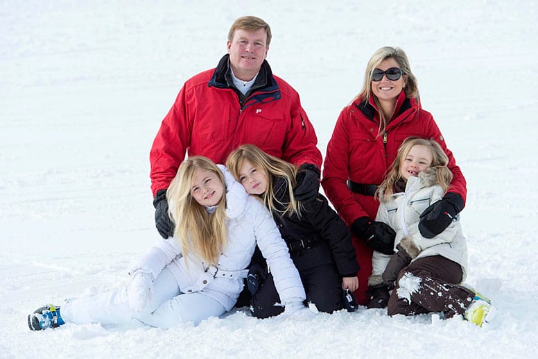 Die niederländische Königsfamilie schien beim Skiurlaub in Lech 2014 bester Laune zu sein. Königin Máxima und drei Töchter Amalia, Alexia und Ariane (v. li.) strahlten um die Wette. Nur König Willem-Alexander wirkte etwas angespannt.