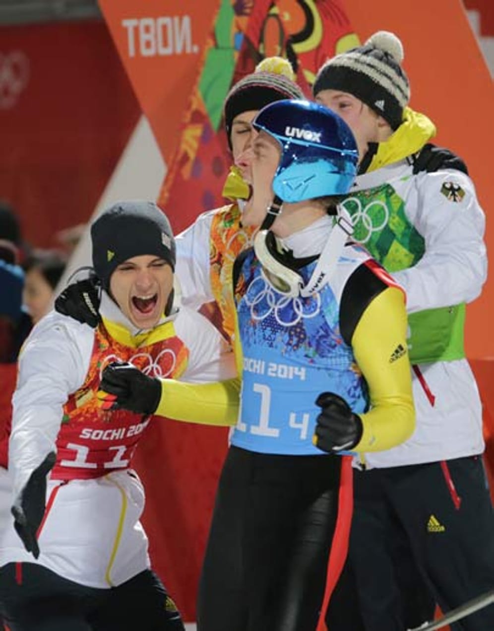Was für ein Skisprung-Krimi: Die DSV-Adler fliegen sensationell zur Goldmedaille im Teamwettbewerb. Andreas Wank, Marinus Kraus, Andreas Wellinger und Severin Freund setzen sich knapp gegen Österreich durch.