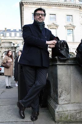 Ben begegnete uns direkt vor dem Somerset House, wo die London Fashion Week stattfindet. Sein Look besteht aus einer dunkelblauen Anzughose mit blauem Mantel und einem olivgrünen Kaschmirschal.
