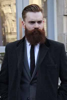 Nicht zu übersehen: Der Bart. Und ja, die englischen Männer tragen opulente Bärte, die trotzdem sehr gepflegt und stylisch aussehen. Ein Look, der den Frauen definitiv gefällt.