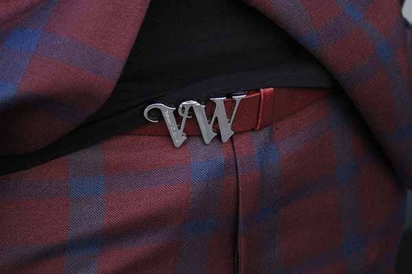 Passend zur Show von Vievienne Westwood trägt Jack einen extravaganten, roten Gürtel mit silberner Schnalle der punkigen Designerin.