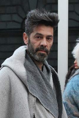 Der leicht grau-mellierte Bart und die vollen Haare dieses 56-jährigen Mannes wirken unglaublich modern und männlich.