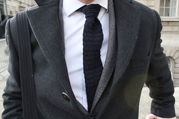 Eine Krawatte aus grobem Baumwoll-Strick ist eine gute Alternative zu den Klassikern aus Seide.