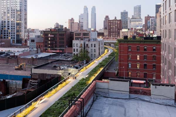 Etwas besonderes in New York ist der "High Line Park", der auf einer alten Bahntrasse steht. Der Park wächst unaufhörlich. Der erste Abschnitt der begrünten Trasse (Gansevoort Street bis zur 20th Street) wurde bereits im Juni 2009 der Öffentlichkeit zugänglich gemacht, der nächste folgte 2011.
