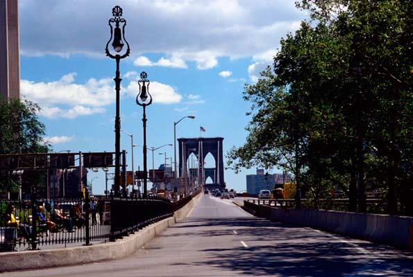 Die Brooklyn Bridge ist eine der ältesten Hängebrücken in den USA und verbindet die Stadtteile Manhattan und Brooklyn. Bei ihrer Eröffnung 1883 galt sie als die längste Hängebrücke der Welt.