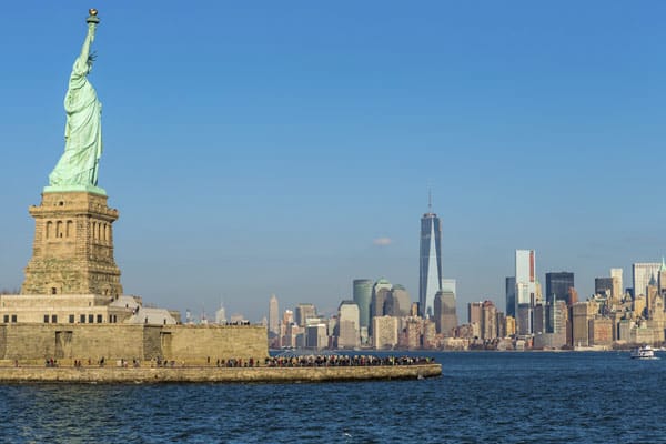 Ein Besuch der Freiheitsstatue gehört für viele Touristen bestimmt zum Pflichtprogramm. Sie steht auf Liberty Island im New Yorker Hafen. Der Eintritt zum Statue of Liberty National Monument ist zwar frei, allerdings sind die Besucher auf die kostenpflichtige Nutzung der Fähren angewiesen.