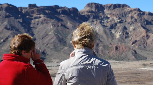 Teide Nationalpark: Teneriffa-Urlauber stehen im windigen Wetter.