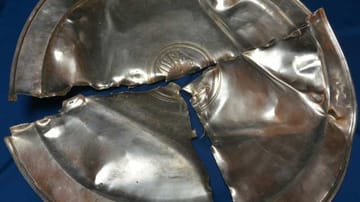 Teil des "Barbarenschatzes": Ein zerhackter Silberteller aus der Spätantike