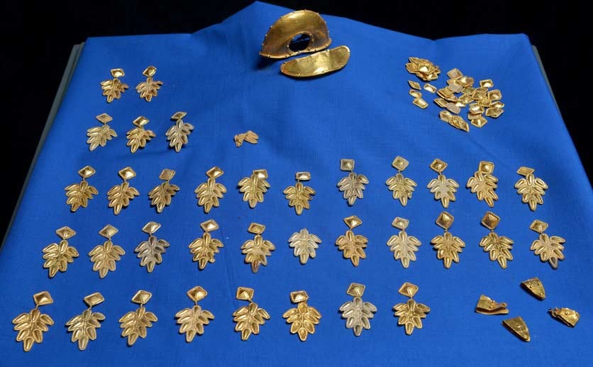 Teil des "Barbarenschatzes": Goldene Schmuckstücke eines zeremoniellen Gewandes aus der Spätantike Teil des "Barbarenschatzes": Goldene Schmuckstücke eines zeremoniellen Gewandes aus der Spätantike