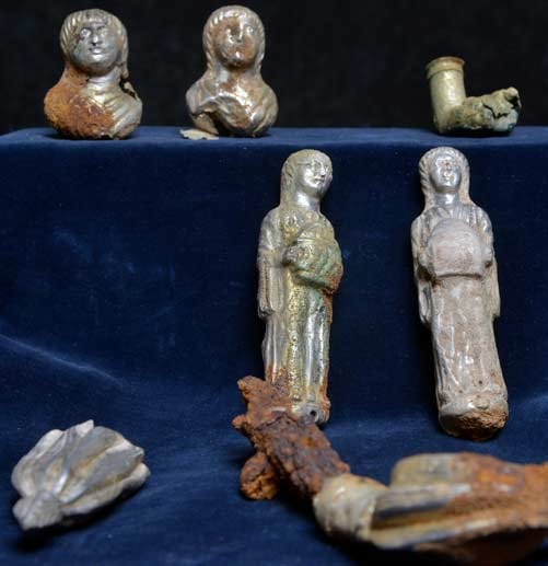 Teil des "Barbarenschatzes": Silberne Statuetten und Beschläge eines "Feldherrenstuhls" aus der Spätantike Teil des "Barbarenschatzes": Silberne Statuetten und Beschläge eines "Feldherrenstuhls" aus der Spätantike