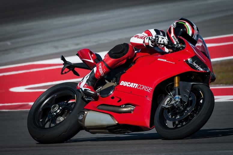 Ein Erlebnis für die Sinne ist auch ein Ritt auf der der Ducati Panigale: Wer sich auf den 195 PS starken Supersportler traut, sollte viel Mut und Können mitbringen.