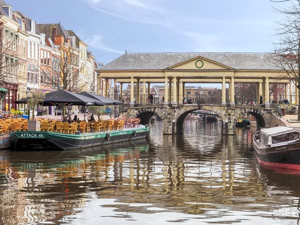 Die Universitätsstadt Leiden in Südholland ist nach Rotterdam und Den Haag die drittgrößte Agglomeration. Leiden hat die älteste Universität der Niederlande. Daneben ist die Stadt bekannt durch ihre Altstadt und die Grachten. Die Stadt hat nicht weniger als 28 Kilometer Wasserwege und 88 Brücken.