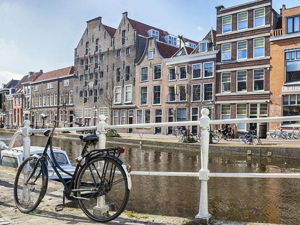 Leiden ist ideal gelegen. Von hier aus sind Amsterdam und Den Haag in circa einer halben Stunde zu erreichen. Mit dem Fahrrad sind Sie in einer halben Stunde im Bollenstreek (Blumenzwiebel-Anbaugebiet) oder am Strand von Katwijk oder Noordwijk. Sie können im Sommer mit dem Boot auch die Gewässer der Kagerplassen aufsuchen und dazu in nur einer Viertelstunde mit dem Fahrrad nach Warmond fahren.