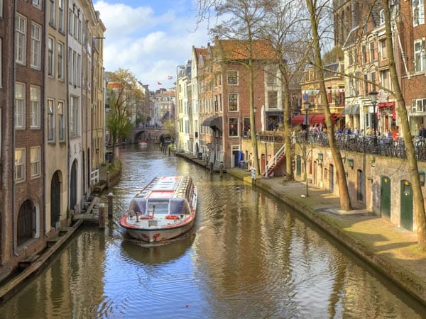 Utrecht ist eine alte Universitätsstadt mit charakteristischen Kanälen. Die Rederij Schuttevaer und die Rederij de Ster bieten Grachtentouren und Bootsfahrten durch Utrecht an. Neben den üblichen Stadtrundfahrten sind auch zahlreiche Sondertouren im Angebot.