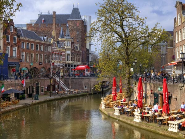 Die Stadt Utrecht ist das brausende und klopfende Herz Hollands. Die Stadt ist um den Dom-Turm herum erbaut, den man keine Sekunde aus dem Auge verlieren kann. Entlang der Grachten finden Sie in der verkehrsberuhigten Innenstad die ausgefallensten Läden und Boutiquen.
