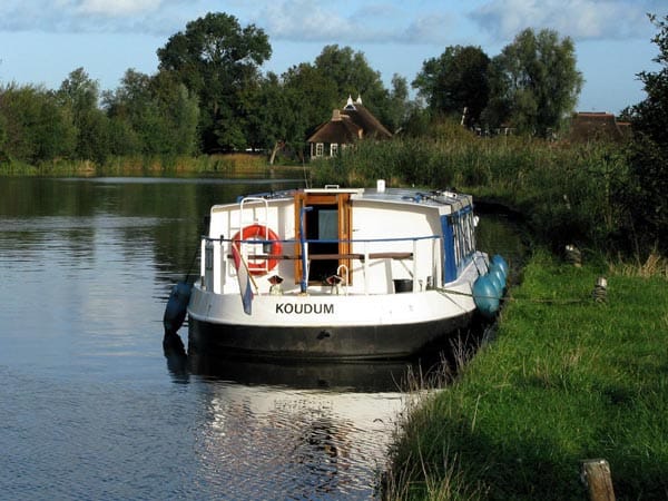 Oder bei Friesland Boating, Postbus 40,NL-8723 ZJ Koudum, Tel. 0031/514/522607, www.friesland-boating.nl