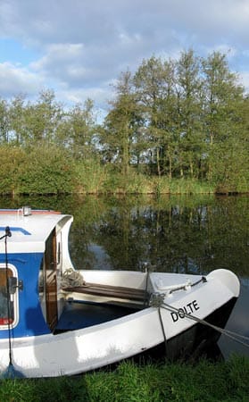 Mit gerade acht Kilometern pro Stunde zuckelt das Boot durch nahezu unberührte Sumpflandschaften wie den Nationalpark "De Weerribben".