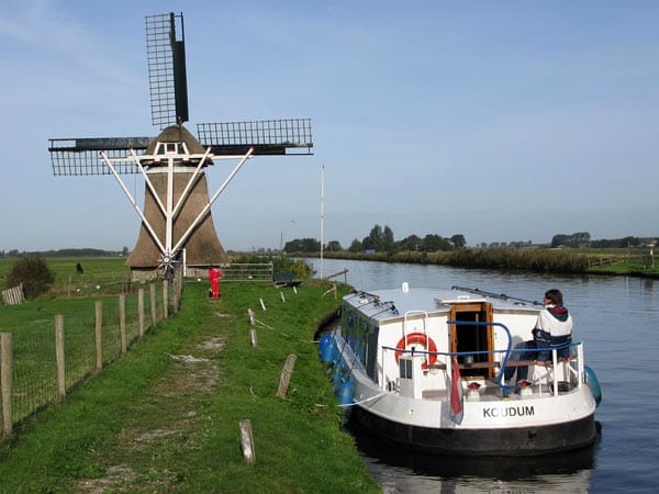 Eine Woche Camping auf dem Wasser, denn zu große Erwartungen darf man an den Komfort der Verleihboote nicht haben. Das flache Flussschiff bricht im niederländischen Friesland auf.