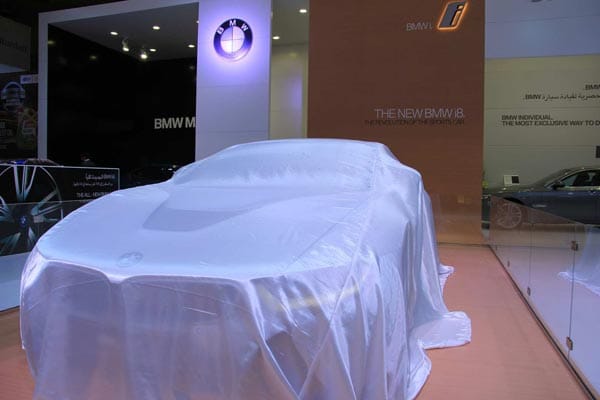 Bei all den Spritfressern, die in Katar rund um die Uhr mit Benzin aus der eigenen Herstellung gefüttert werden können, stehen die Stromer der Zukunft sowohl in der Unterzahl als auch im Schatten. Eines der wenigen Elektrofahrzeuge auf der Qatar Motor Show 2014 ist der BMW i8.