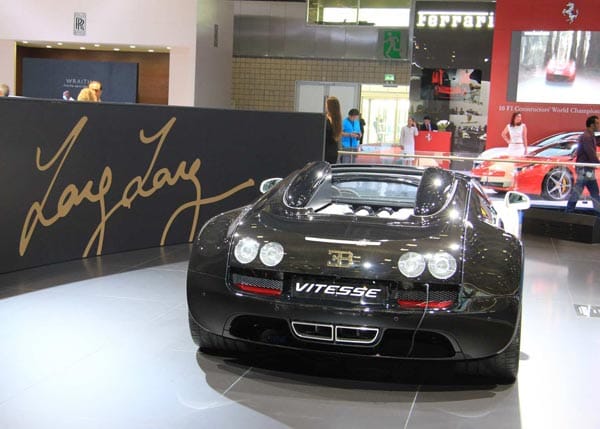 Spektakulär geht es am Messestand von Bugatti zu. Der Bugatti Veyron 16.4 Grand Sport Vitesse Lang Lang kostet mit 2,5 Millionen Euro für normale Maßstäbe zwar viel Geld, doch wäre es nicht das erste Mal in der Geschichte von Bugatti, wenn der 1.200 PS starke Sportwagen noch am ersten Messetag den Besitzer wechselt.