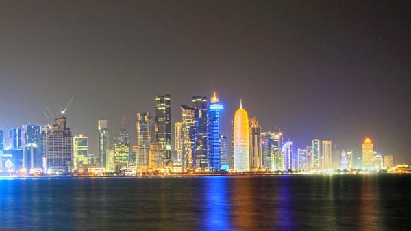Knapp ein Drittel der 1,7 Millionen Einwohner Katars lebt in der Hauptstadt Doha. Das Land hat eines der höchsten Pro-Kopf-Einkommen der Welt und eignet sich somit bestens für eine Motorshow, auf der luxuriöse Autos präsentiert werden.
