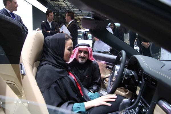 Begeistert lassen können sich die Besucher von technischen Finessen, wie dem Öffnen und Schließen des Porsche 911 Targa-Dachs. Eine der drei Ehefrauen des Emir von Katar machte sofort eine Sitzprobe im offenen Targa.