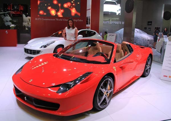 Bereits bekannte Supersportwagen sind zur Genüge ausgestellt. Hier zu sehen sind der Ferrari 458 Spider in rot und ein weißer Ferrari FF.