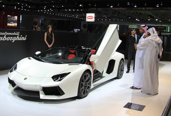Außerdem können die Kataris den Lamborghini Aventador genauer unter die Lupe nehmen.