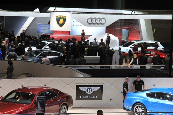 Über 25 Fahrzeughersteller präsentieren sich auf engstem Raum in einer einzigen Halle.