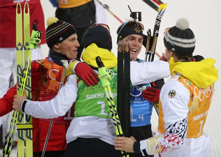 Erik Lesser, Daniel Böhm, Simon Schempp und Arnd Peiffer (v.l.n.r.) freuen sich über den Gewinn der Silbermedaille mit der Biathlon-Staffel.