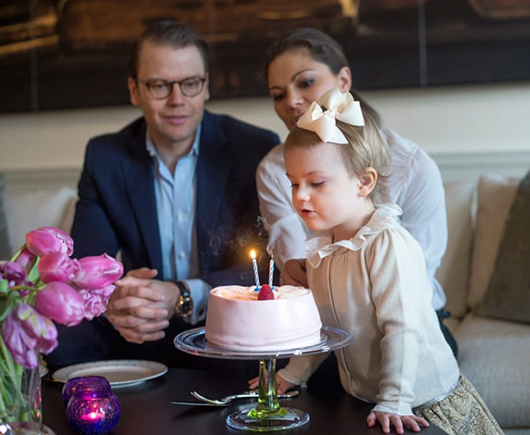 Törtchen mit Erdbeere und zwei Kerzen: Prinzessin Estelle feiert ihren zweiten Geburtstag.
