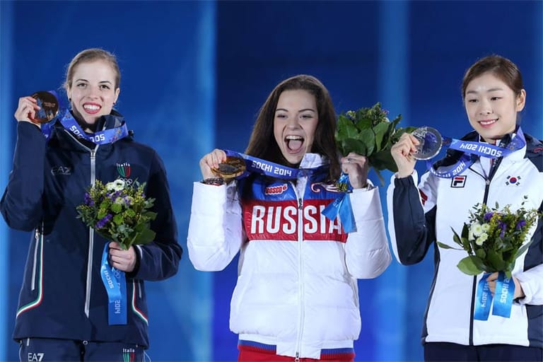 Flop: Das Eiskunstlauf-Gold der 17 Jahre alten Russin Adelina Sotnikowa (Mitte) sorgte weltweit für große Empörung.