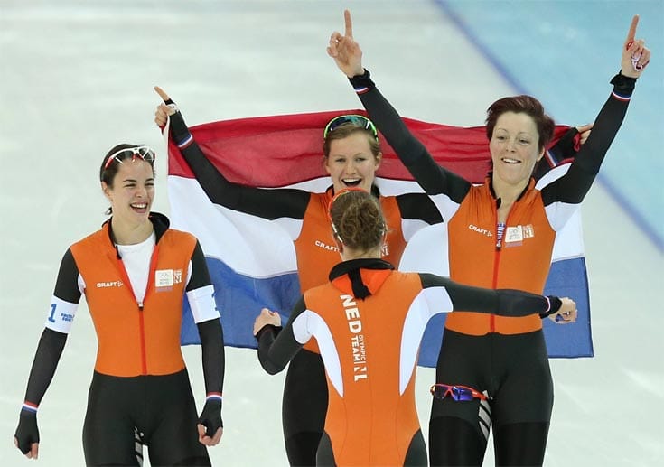 Top: Die Niederlande feiern ihre Festspiele von Sotschi. Noch nie in der Geschichte der Winterspiele war Oranje so gut. Der Hauptgrund: Holland holt 23 von 36 Medaillen im Eisschnelllauf. Respekt. Hier jubeln Marrit Leenstra, Ireen Wüst, Lotte van Beek und Jorien ter Mors.