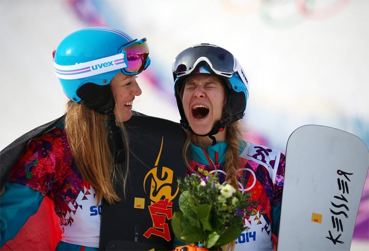 Top: Arm in Arm feierten Silbermedaillengewinnerin Anke Karstens und die drittplatzierte Anke Kober ihren Slalom-Coup im Snowboard.