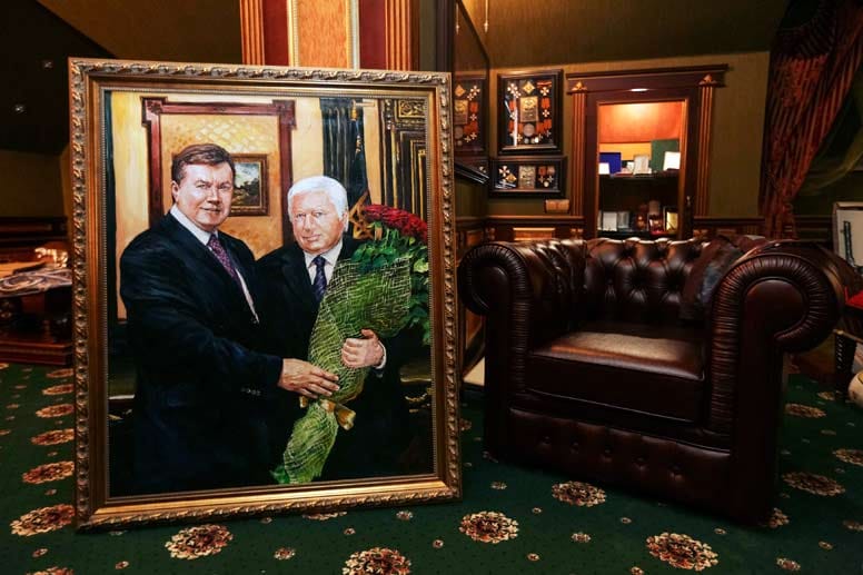 Die Nähe zu Ex-Staatschef Viktor Janukowitsch wird stolz präsentiert.