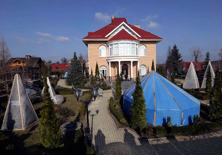Janukowitsch ist gestürzt, mit ihm die ranghohen Funktionäre. Nun erlangen Schaulustige und Journalisten Zugang zur Villa des früheren Generalstaatsanwalts Viktor Pshonka in Gorenichy in der Nähe von Kiew.