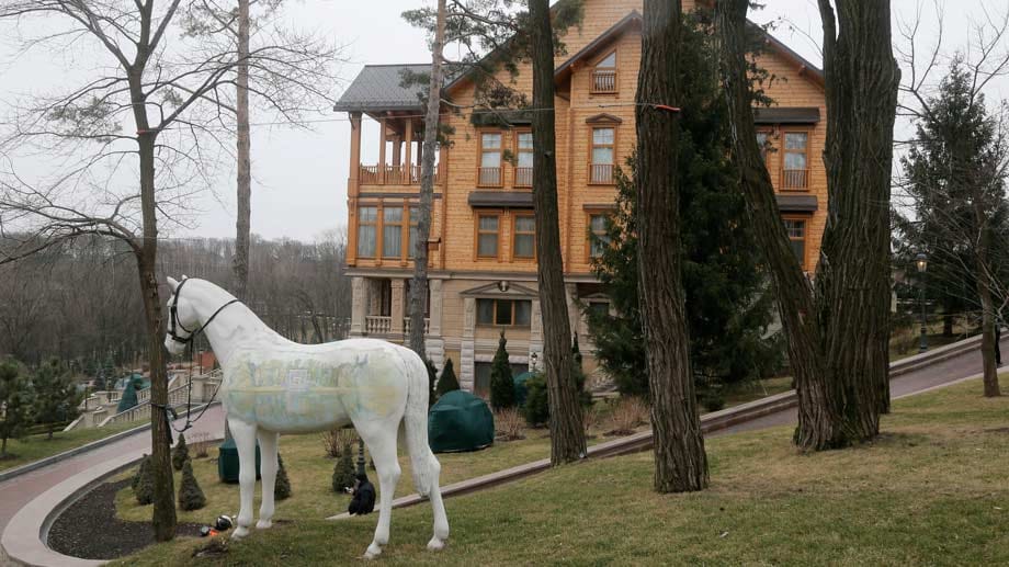 Auch sein Wohnsitz strotzt vor Luxus. Im Garten steht eine Pferdeskulptur.