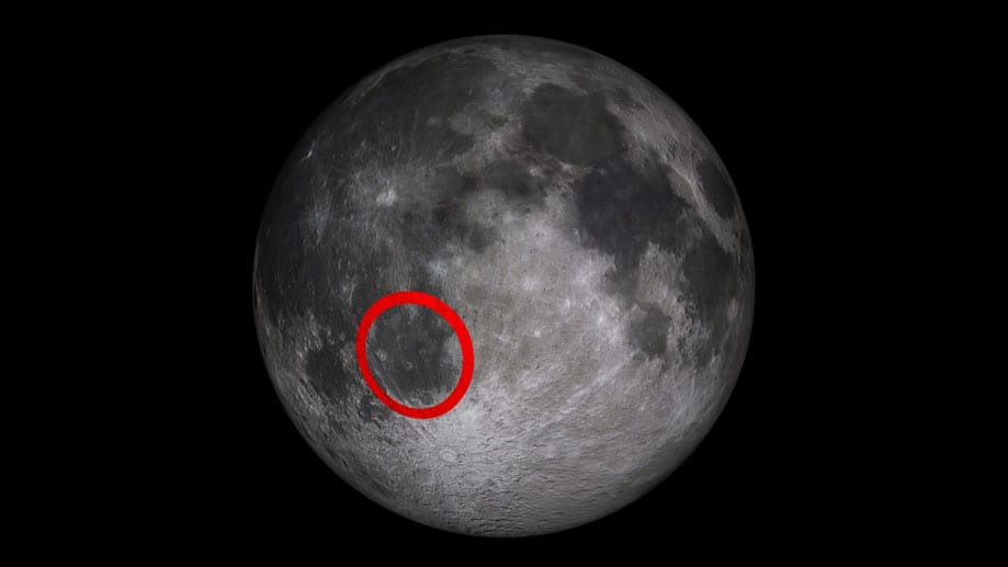 Auf dem Mond bleibt ein deutlicher Krater zurück.