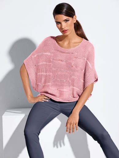 Mode: Dunkle Farben passen gut zu Kleidungsstücken in dem Mädchenton - Heine kombiniert eine blau-graue Hose zum rosafarbenen Pullover.