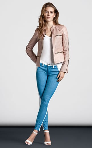 Mode: Rosa passt gut zu Jeansblau - so kombiniert auch 7 For All Mankind eine rosafarbene Jacke mit einer Jeans.