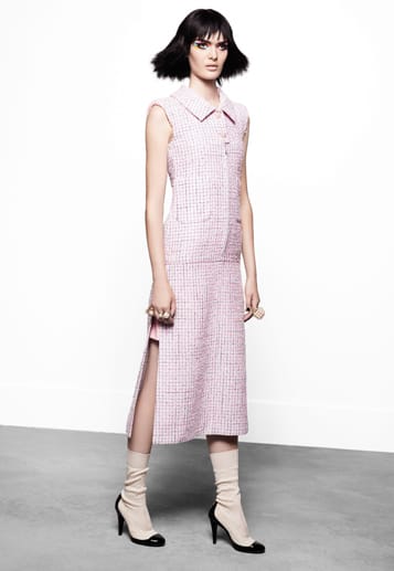 Mode: Chanel lässt den Mädchenton mit einem Tweedkleid schick wirken.