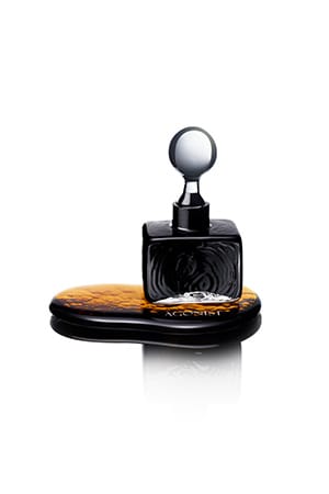 Agonist "Black Amber" kostet für 50 ml 880 Euro bei „Aus Liebe zum Duft“: Die Unisex-Düfte der schwedischen Designer vereinen Ästhetik in Sachen Duft und Flakon-Design. Der Stil des hohen Nordens besticht durch Kraft und Klarheit.