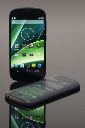 Auf beiden Seiten ein Display: Die Neuauflage des YotaPhone ist größer und etwas hübscher designt als der Vorgänger.