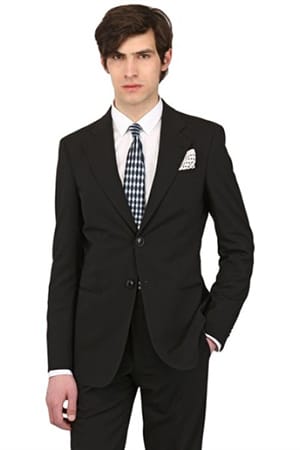 Ein Klassiker: Eleganter schwarzer Anzug von Giorgio Armani (über Luisaviaroma um 1.575 Euro) lässt Sie dank Cool Wool lässig durch den Tag kommen.